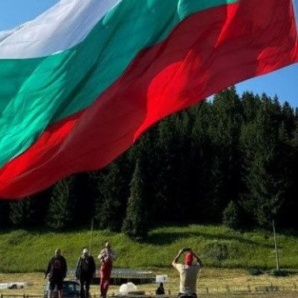 Българският флаг веещ се от 111 метровия пилон в Рожен е подновен