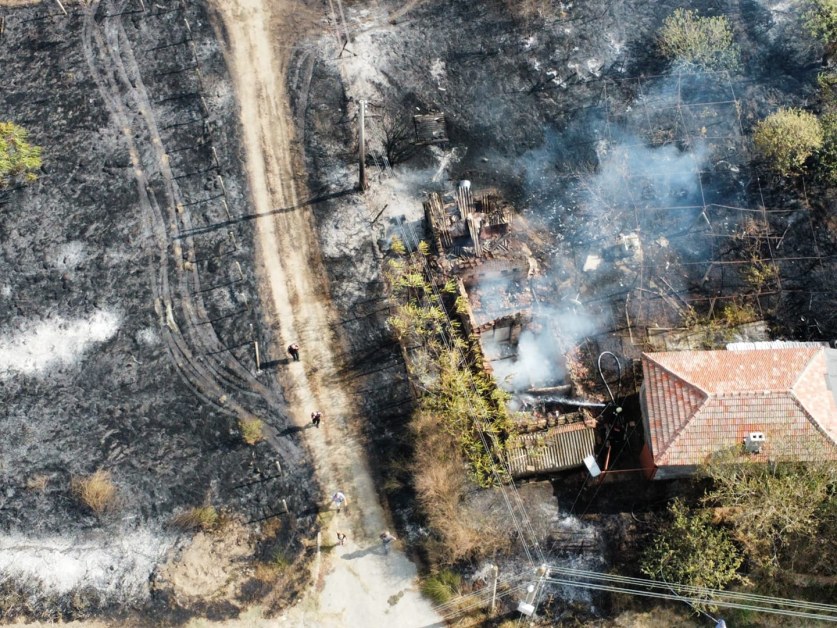 Обявиха частично бедствено положение заради пожара в село Дълбоки