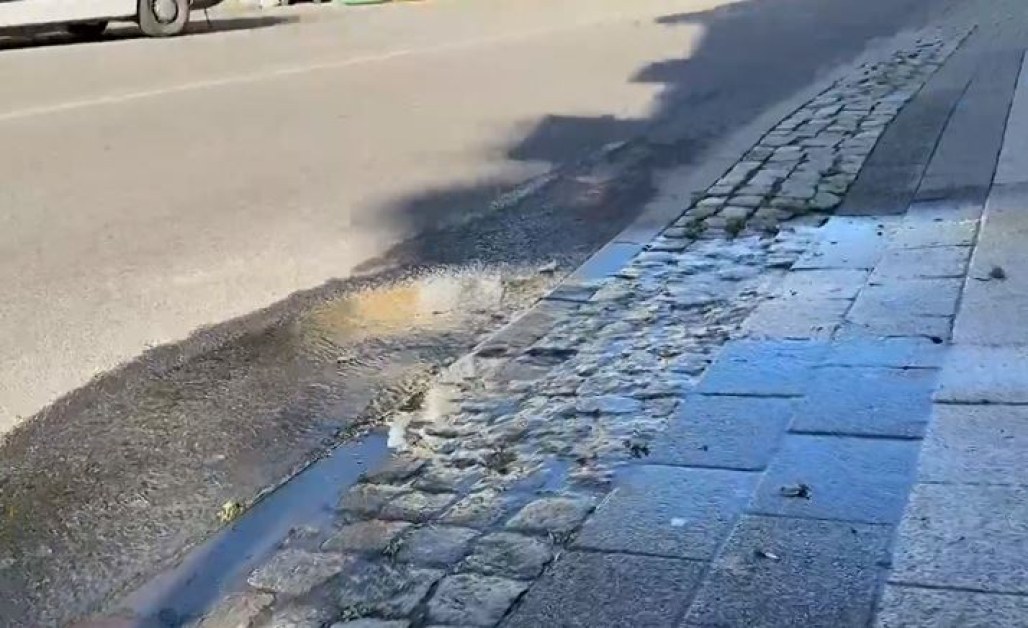 Питейна вода тече по улиците на Пловдив
