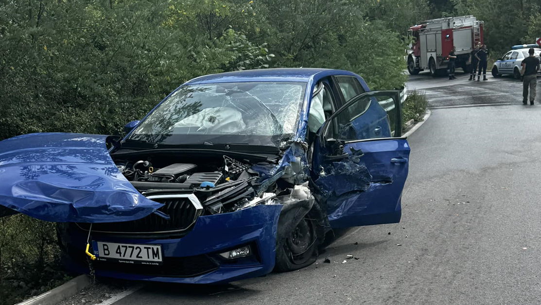 Тежка катастрофа между кола и автобус край Враца