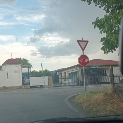 Жена сподели куриозен случай от кръстовище на изхода на село