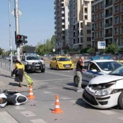 Кола и мотор се сблъскаха в София СНИМКИ
