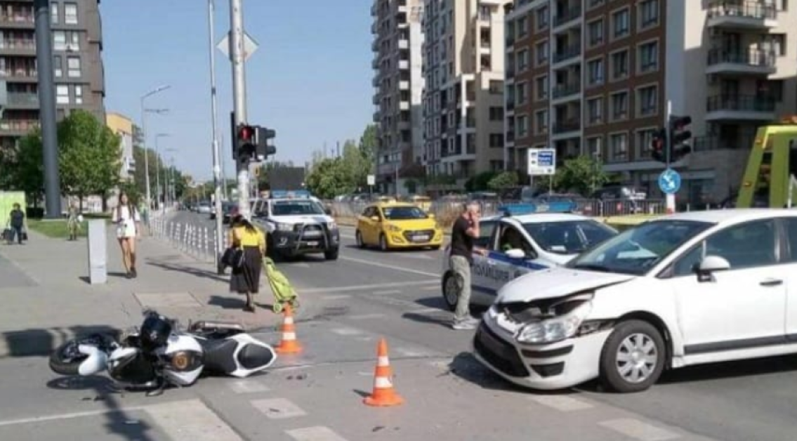 Кола и мотор се сблъскаха в София СНИМКИ