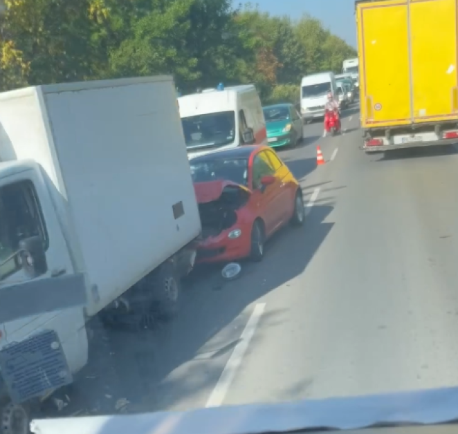 Верижна катастрофа блокира Околовръстното на Пловдив СНИМКИ