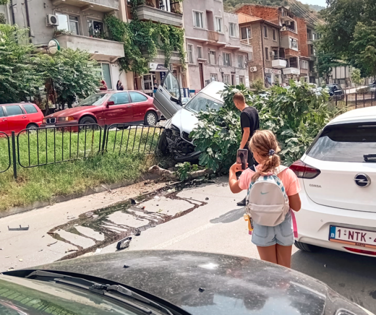 Лек автомобил БМВ направи луда каскада в Асеновград. Колата е