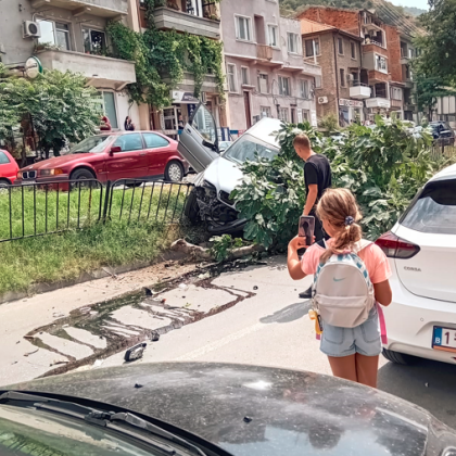 Лек автомобил БМВ направи луда каскада в Асеновград Колата е