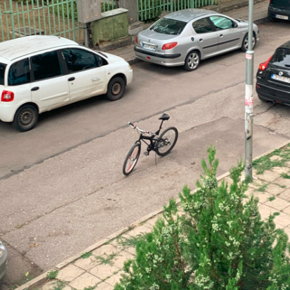 Паркиране на велосипед между две коли блокирайки възможността за спиране