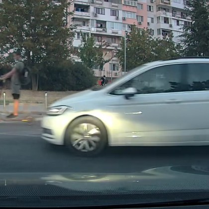 Видео на което се вижда как автомобил блъска видимо младо