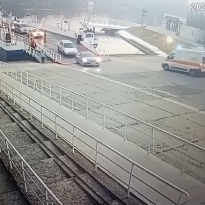 Кола бе на косъм на стане подводница след нелепо действие