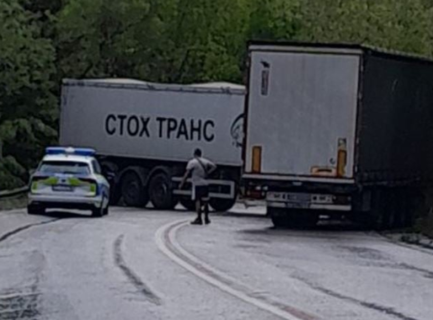 Камиони се сблъскаха в Прохода на Републиката СНИМКА