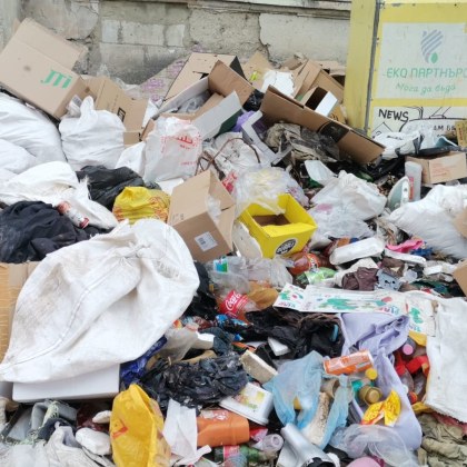 Варненка се оплака от боклук на улица Зограф до бившата