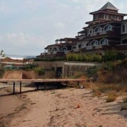 По документи и според официалните регистри почетният председател на ДПС