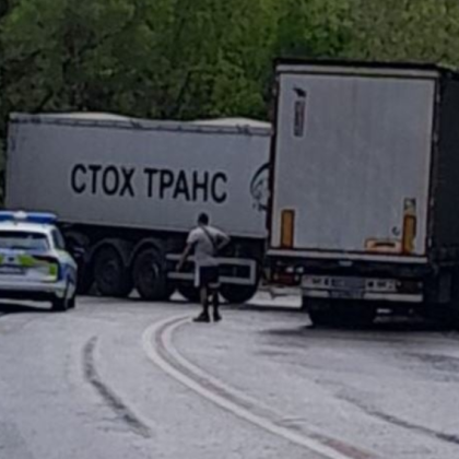 Катастрофа между два камиона временно затвори за движение Прохода на