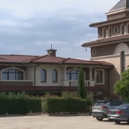 Почетният председател на ДПС Ахмед Доган пребивава без основание в