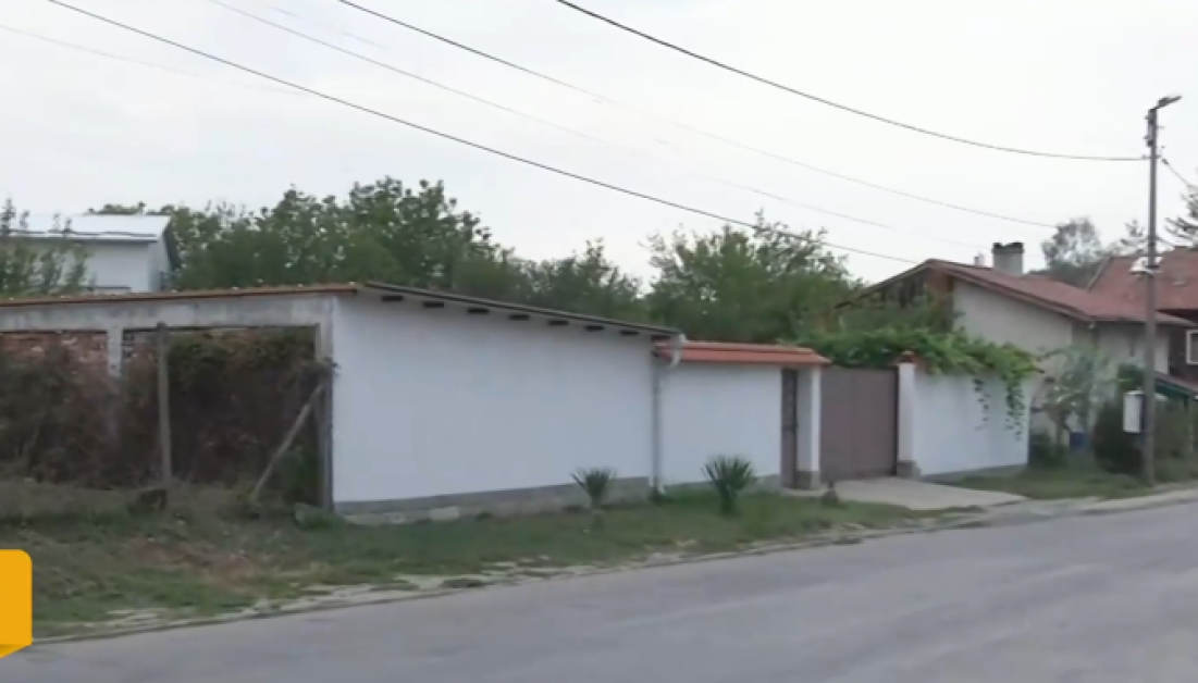 Село на бунт: мъж плаши деца, забрани им да играят в парк