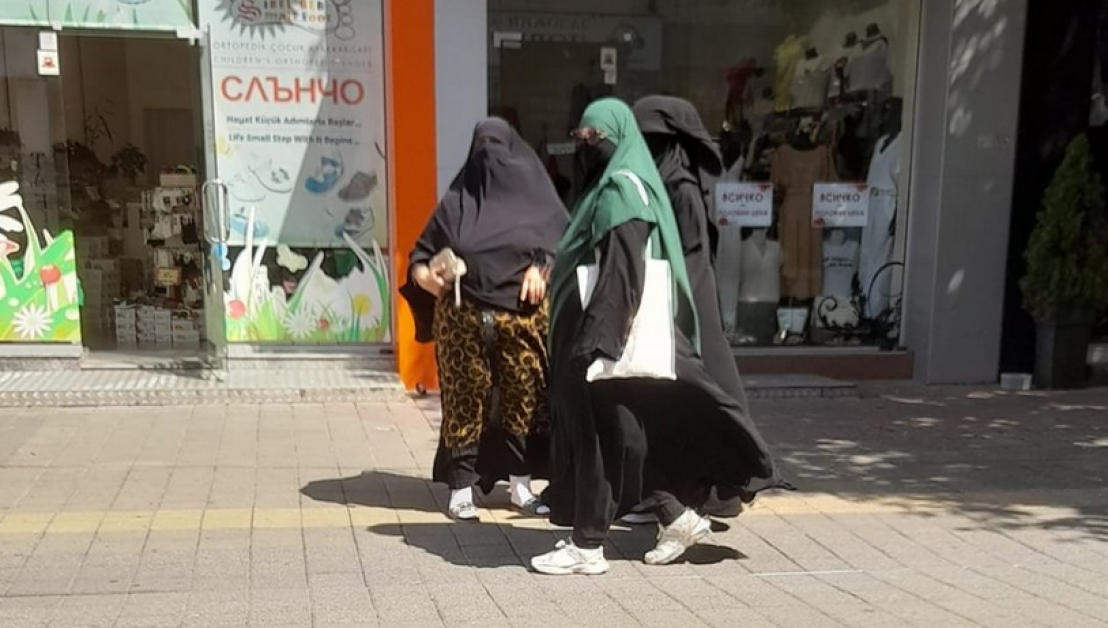 Жени с бурки се разходиха из Пазарджик, не им се размина