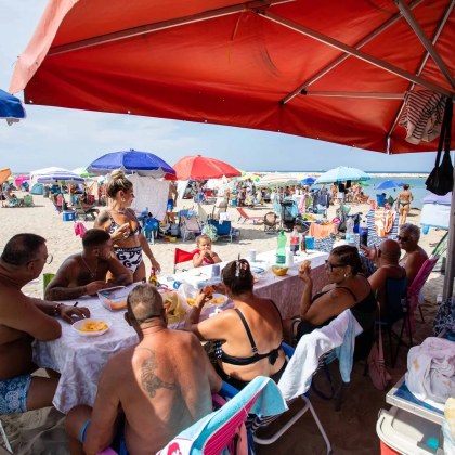 13 00 часа на плажа Сан Джироламо в южния италиански град