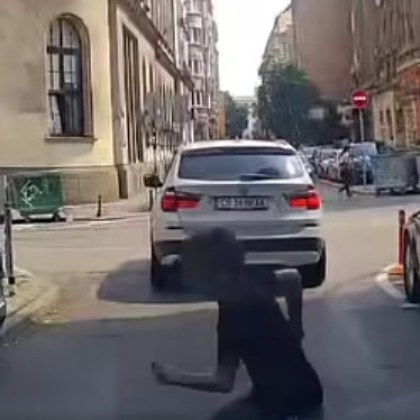 Видеоклип показва дете което внезапно изскача пред идващ автомобил в