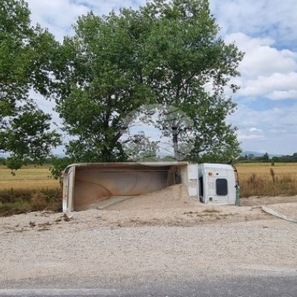 Камион с чакъл се е преобърнал по рано днес на пътя