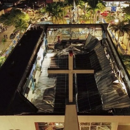 Двама души загинаха и десетина бяха ранени в петък при