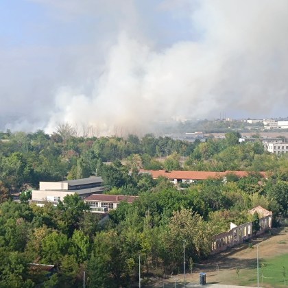 Пожар гори в района на бившите пехотински казарми в Ямбол