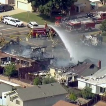 Трима души са загинали след като малък самолет е катастрофирал