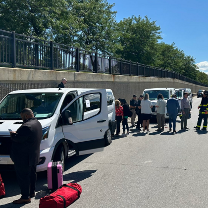 Няколко автомобила в един от които е пътувал кандидатът за