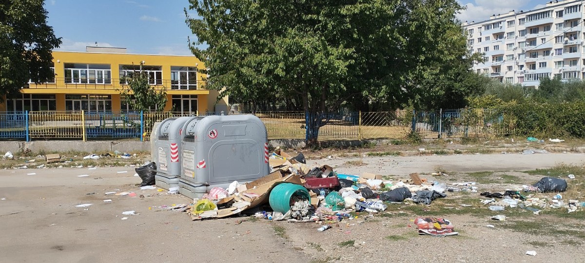 Сметище се заформи точно пред детска градина СНИМКИ