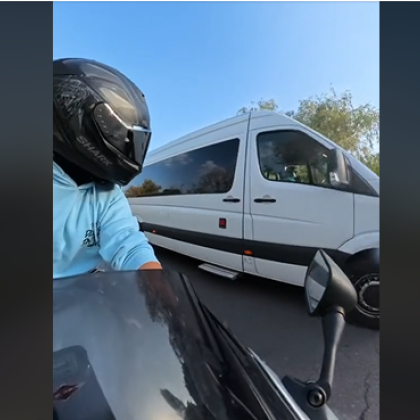 Моторист е бил засечен от водач на бус Допълнително шофьорът