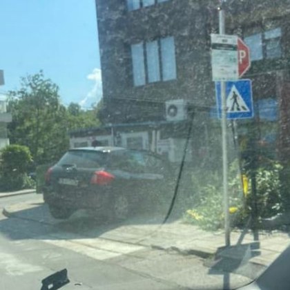 Абсурдна маневра остави кола с повдигната задница на тротоар в