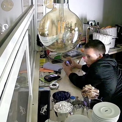 Млад мъж е заснет по време на кражба Действието се