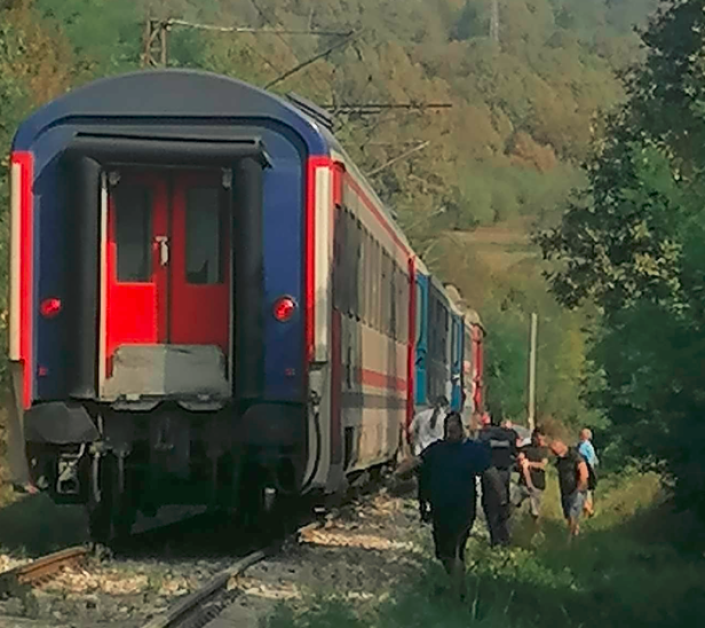 Влак помете автомобил на жп прелез, има загинал и ранен  СНИМКИ