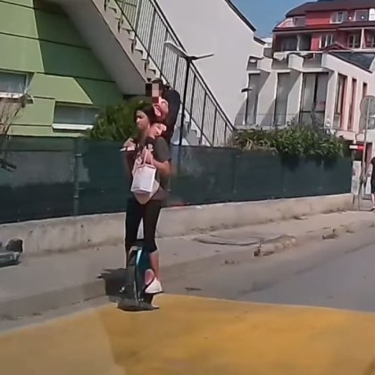 Майка се придвижва с детето си по особено нестандартен начин