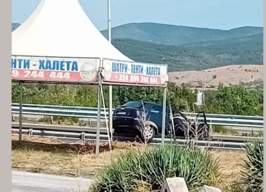 Кола се озова върху мантинела на АМ Тракия СНИМКА