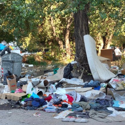 Истинско сметище изникна на паркинг в пловдивския квартал Кючук Париж