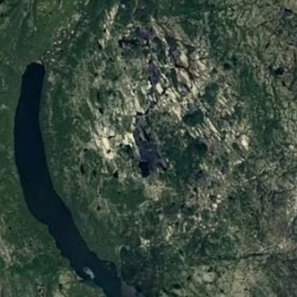 Жител на Канада откри подозрителна огромна дупка на повърхността на