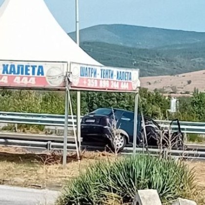 Кола се озова върху мантинела на АМ Тракия СНИМКА