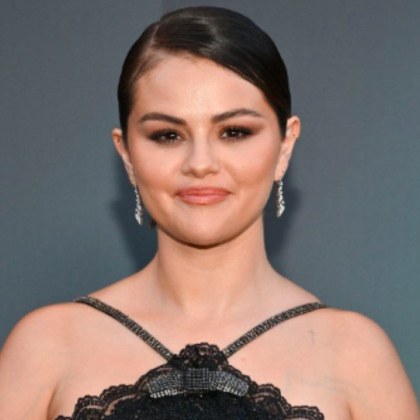 Американската певица актриса и бизнесдама Селена Гомес краси корицата на модното списание