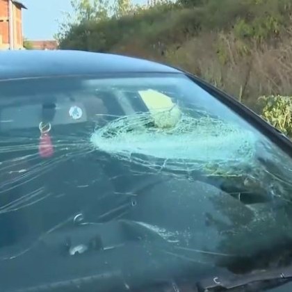 Жена от Перник завари колата си със счупено предно стъкло
