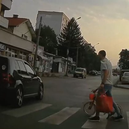 Шофьор отне предимството на баща с дете СНИМКИ
