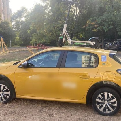 Абсурдна композиция се появи на полянка в София Лек автомобил за