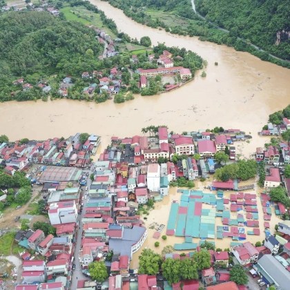 Мост се срути и автобус беше отнесен от наводнение в