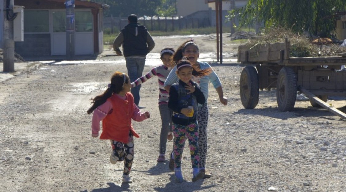 Предизборен цирк: 1200 души "живеят" в празна къща в Стамболийски