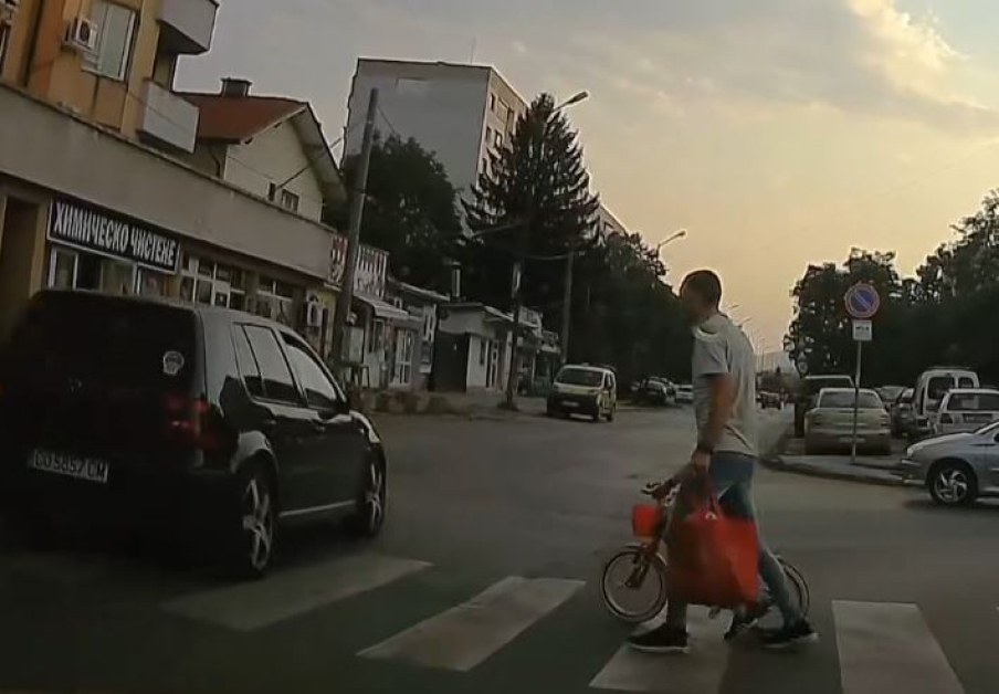 Шофьор отне предимството на баща с дете СНИМКИ