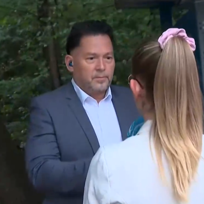 Младо момиче е било изхвърлено позорно от рейса защото е