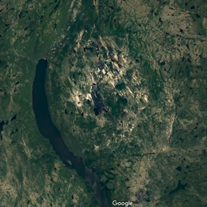 Човек който разглежда картите на Google докато планира къмпинг в