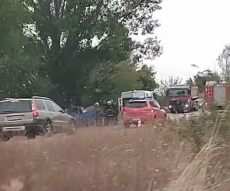 Трагедия! Мъж и жена загинаха при тежък удар в дърво  ВИДЕО