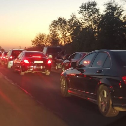 Полиция подгони нарушител в аварийната лента! Спокойно, не е в България!