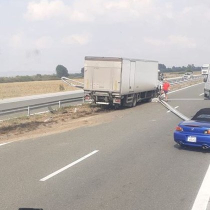 Катастрофа стана преди минути на автомагистрала Тракия Камион е отнесъл
