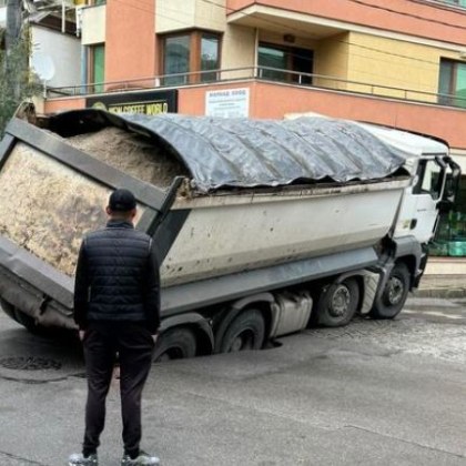 Камион пропадна на улица в София тази сутрин алармират граждани Задните